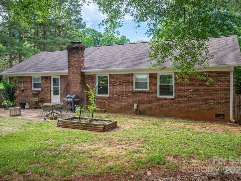 2418 Live Oak Court, Gastonia, NC 28056.  MLS# CAR4263459, YatesRealty ID 16733. 