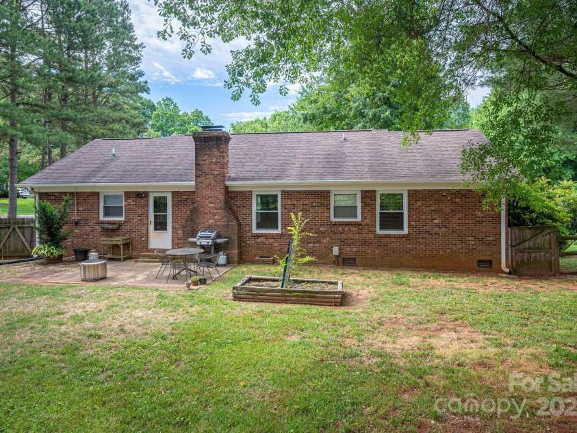 2418 Live Oak Court, Gastonia, NC 28056.  MLS# CAR4263459, YatesRealty ID 16733. 