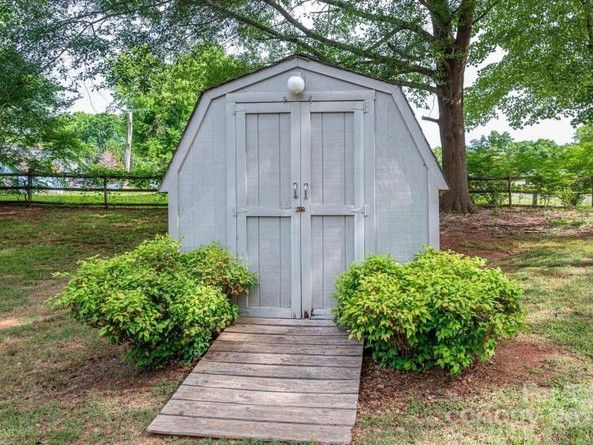 2418 Live Oak Court, Gastonia, NC 28056.  MLS# CAR4263459, YatesRealty ID 16733. 