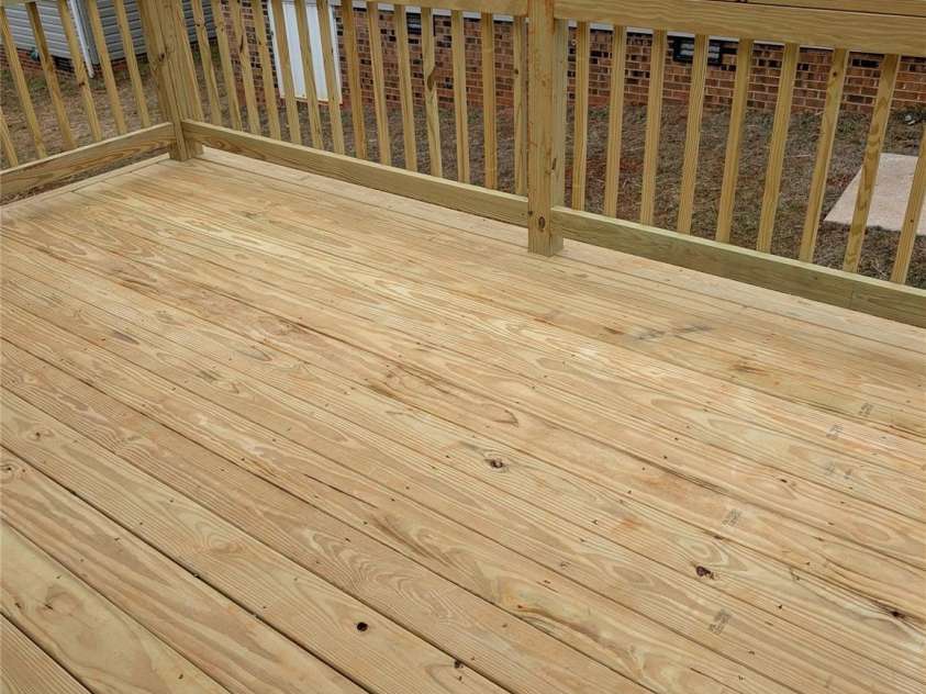4178 Saltwood Drive, Hickory, NC 28602.  MLS# CAR4345718, YatesRealty ID 1674. Deck