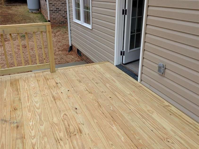 4178 Saltwood Drive, Hickory, NC 28602.  MLS# CAR4345718, YatesRealty ID 1674. Deck