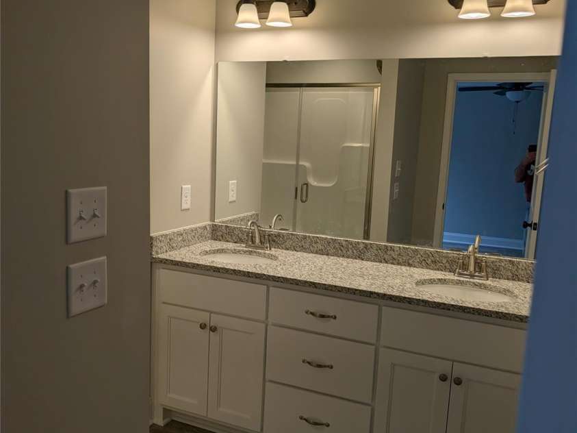 4178 Saltwood Drive, Hickory, NC 28602.  MLS# CAR4345718, YatesRealty ID 1674. Master Bath