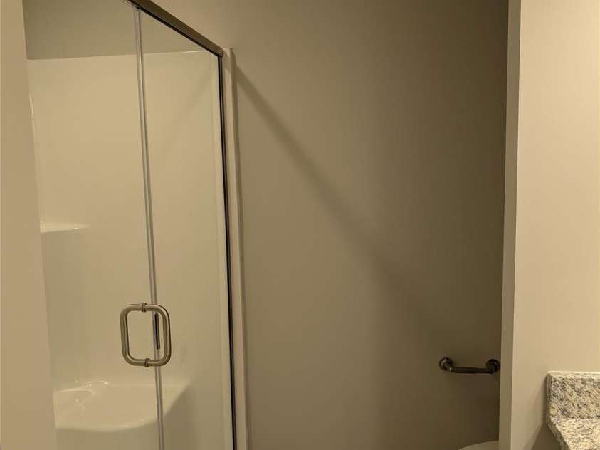 4178 Saltwood Drive, Hickory, NC 28602.  MLS# CAR4345718, YatesRealty ID 1674. Master Bath