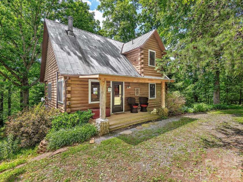 1160 High Rock Mountain Road, Marshall, NC 28753.  MLS# CAR4355296, YatesRealty ID 16741. Picture Perfect Mountain Cabin 