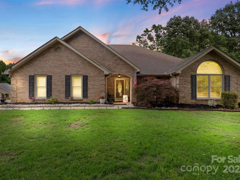 800 Isle Of Palms Court, Fort Mill, SC 29708.  MLS# CAR4264673, YatesRealty ID 16741. 