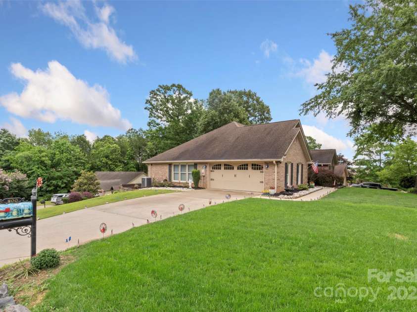 800 Isle Of Palms Court, Fort Mill, SC 29708.  MLS# CAR4264673, YatesRealty ID 16741. 