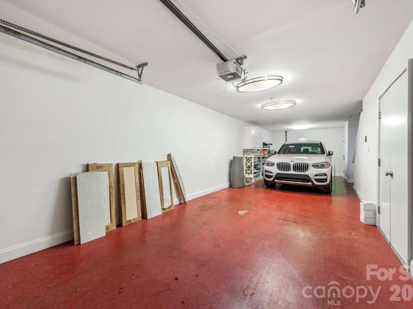 367 7th Street, Charlotte, NC 28202.  MLS# CAR4371550, YatesRealty ID 16742. 2 car garage.