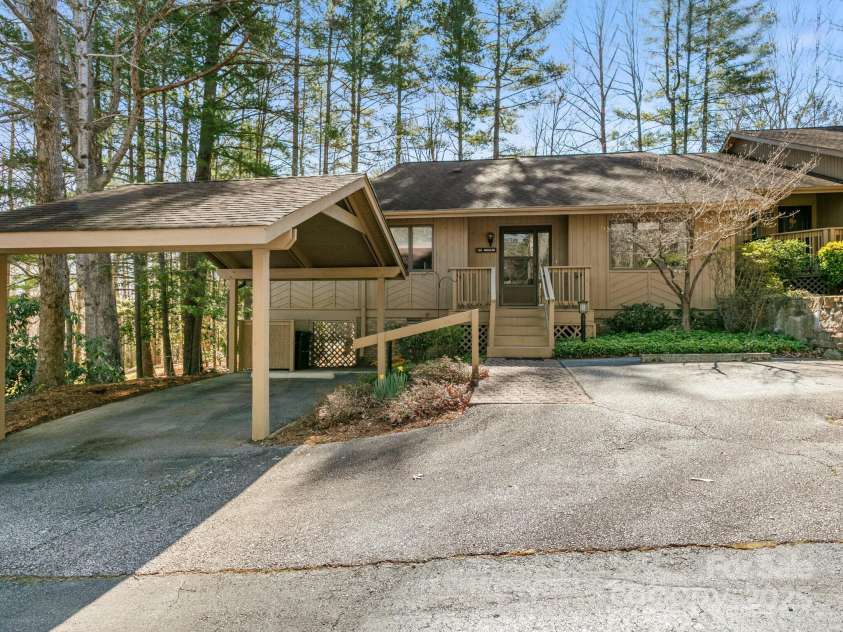 202 Water Oak Lane, Hendersonville, NC 28791.  MLS# CAR4235561, YatesRealty ID 16745. 