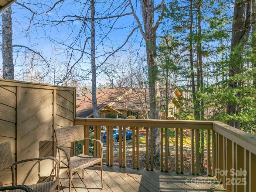 202 Water Oak Lane, Hendersonville, NC 28791.  MLS# CAR4235561, YatesRealty ID 16745. 