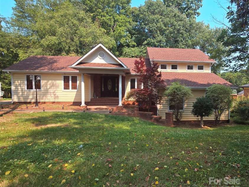 16425 Grapperhall Drive, Huntersville, NC 28078.  MLS# CAR4203228, YatesRealty ID 16749. 