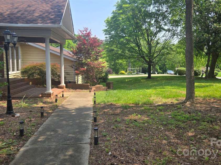 16425 Grapperhall Drive, Huntersville, NC 28078.  MLS# CAR4203228, YatesRealty ID 16749. 