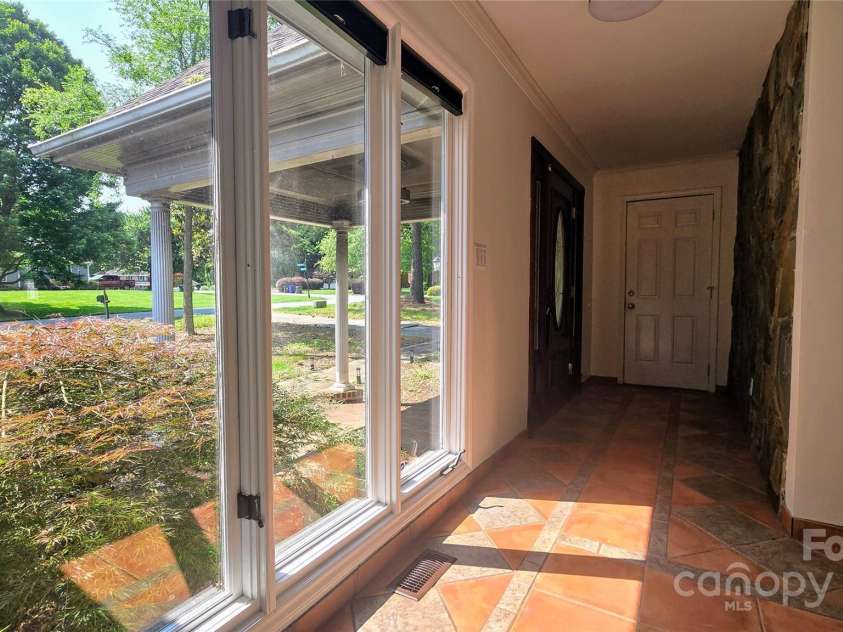 16425 Grapperhall Drive, Huntersville, NC 28078.  MLS# CAR4203228, YatesRealty ID 16749. Feont door, foyer