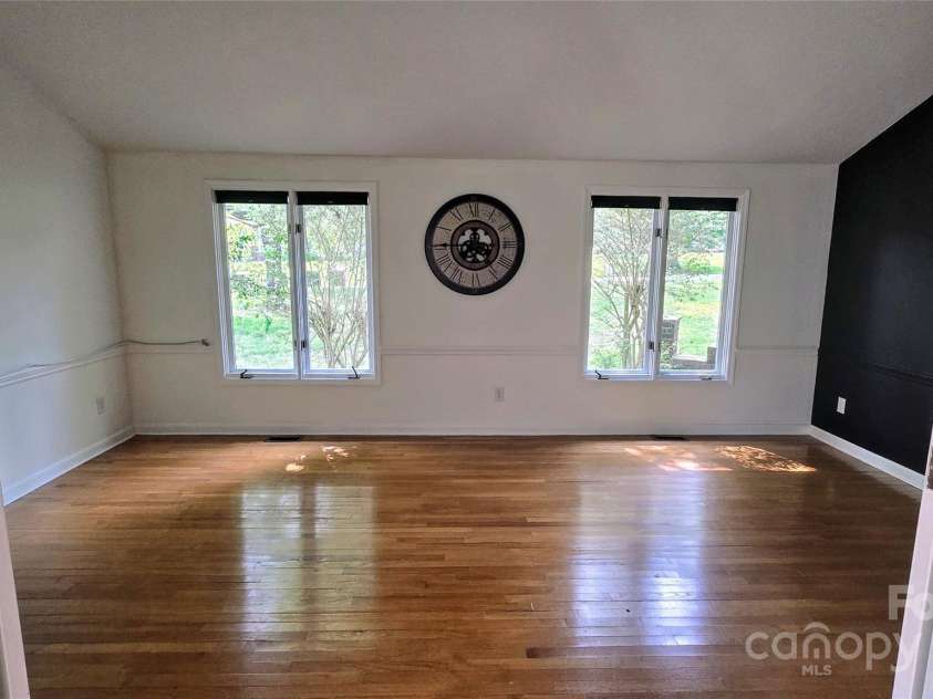 16425 Grapperhall Drive, Huntersville, NC 28078.  MLS# CAR4203228, YatesRealty ID 16749. Living room