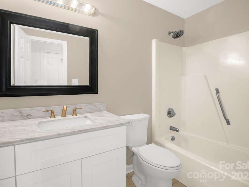 16425 Grapperhall Drive, Huntersville, NC 28078.  MLS# CAR4323175, YatesRealty ID 16749. FUll bathroom upstairs