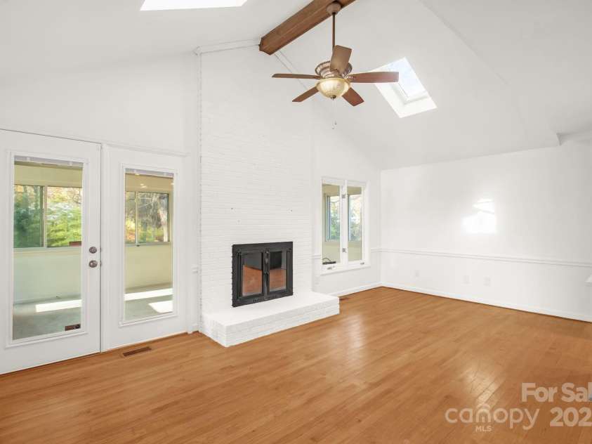 16425 Grapperhall Drive, Huntersville, NC 28078.  MLS# CAR4323175, YatesRealty ID 16749. Open living area with kitchen with doors to sunroom