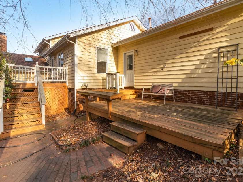 16425 Grapperhall Drive, Huntersville, NC 28078.  MLS# CAR4323175, YatesRealty ID 16749. Step down down off garage