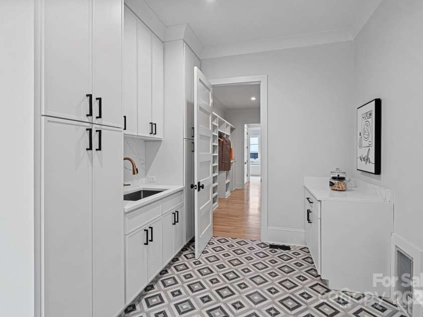 619 Edgemont Road, Charlotte, NC 28211.  MLS# CAR4235700, YatesRealty ID 16750. 