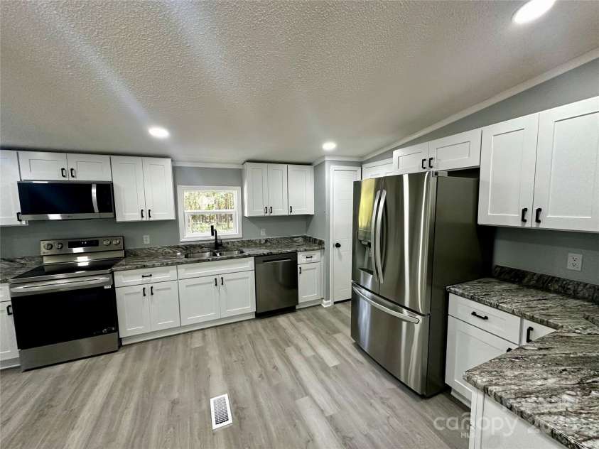 5458 Foxcroft Drive, Fort Lawn, SC 29714.  MLS# CAR4265512, YatesRealty ID 16751. Kitchen