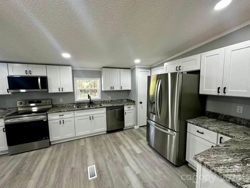 5458 Foxcroft Drive, Fort Lawn, SC 29714.  MLS# CAR4318624, YatesRealty ID 16751. KITCHEN