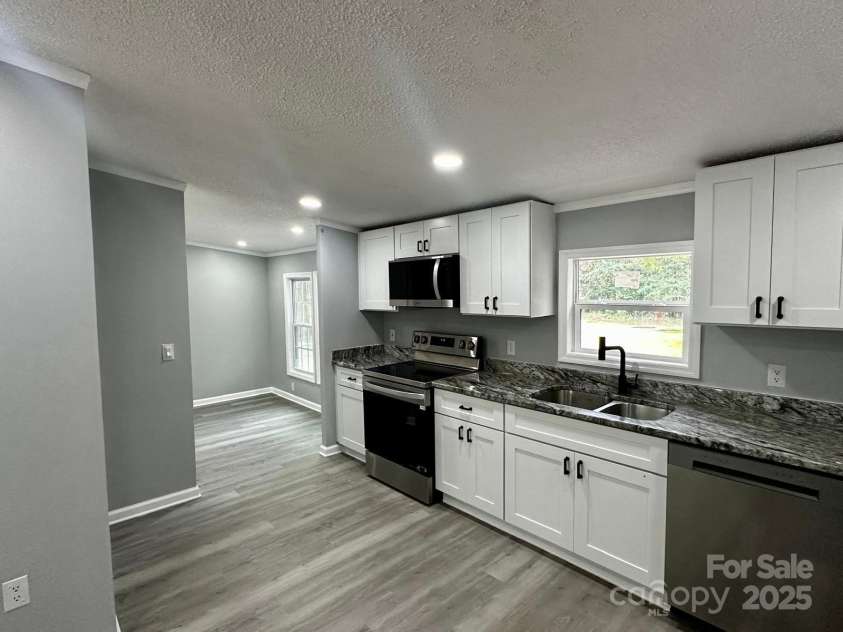 5458 Foxcroft Drive, Fort Lawn, SC 29714.  MLS# CAR4318624, YatesRealty ID 16751. KITCHEN