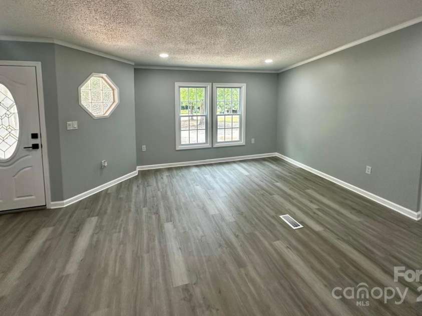 5458 Foxcroft Drive, Fort Lawn, SC 29714.  MLS# CAR4318624, YatesRealty ID 16751. LIVING ROOM