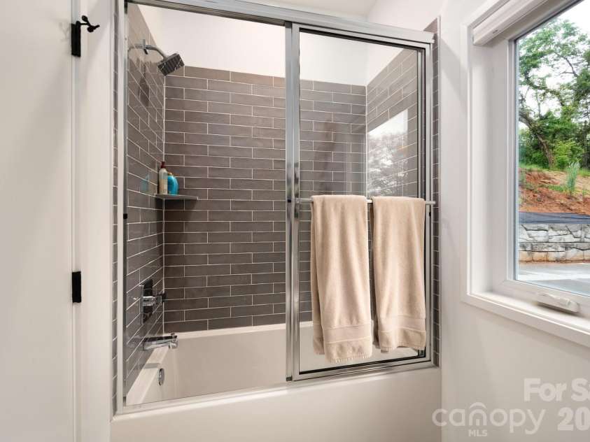 8 Midland Drive, Asheville, NC 28804.  MLS# CAR4344575, YatesRealty ID 16751. 