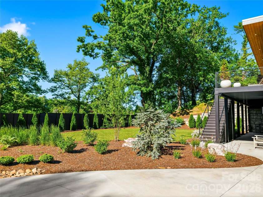 8 Midland Drive, Asheville, NC 28804.  MLS# CAR4344575, YatesRealty ID 16751. 