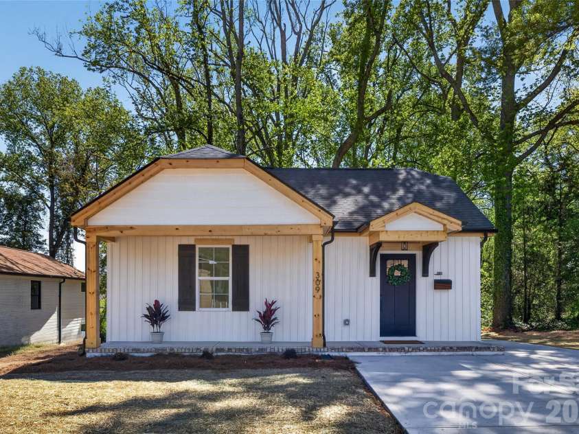 309 Gold Street, Kings Mountain, NC 28086.  MLS# CAR4412699, YatesRealty ID 16752. 