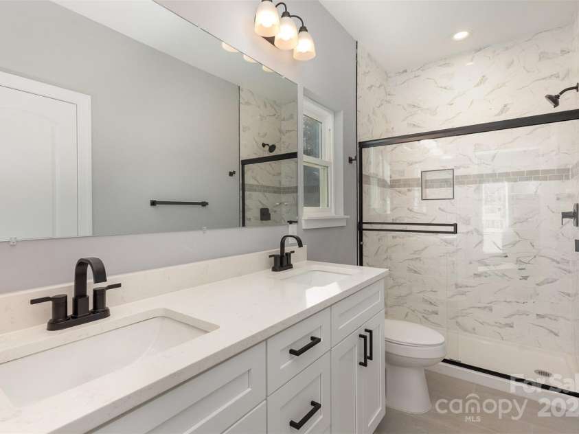 2385 Kool Park Road, Hickory, NC 28601.  MLS# CAR4299011, YatesRealty ID 16753. Primary en-suite