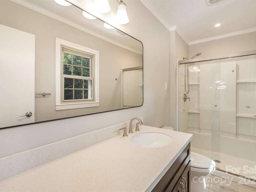 118 Spicewood Circle, Troutman, NC 28166.  MLS# CAR4252159, YatesRealty ID 16755. Primary Bath
