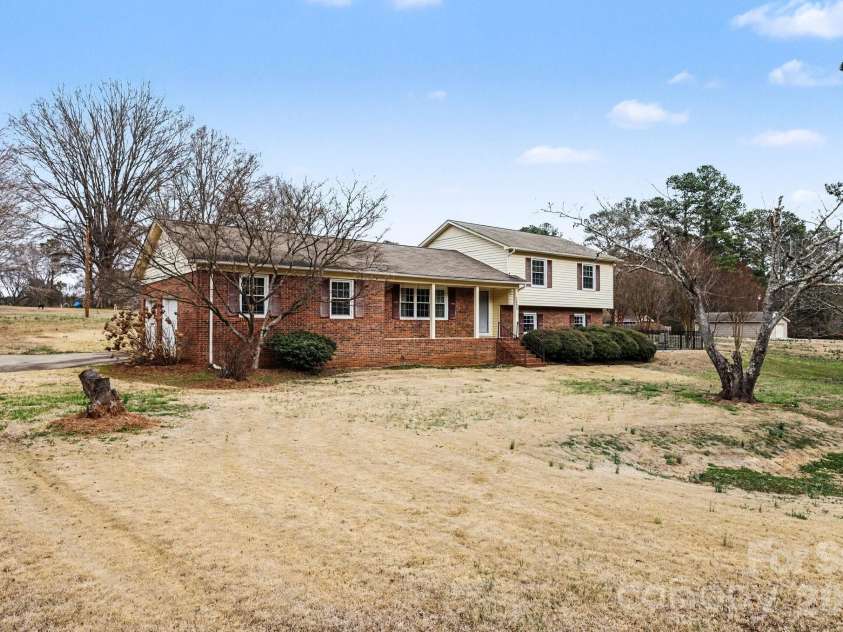 1223 Pinedale Road, Lancaster, SC 29720.  MLS# CAR4350788, YatesRealty ID 16755. 