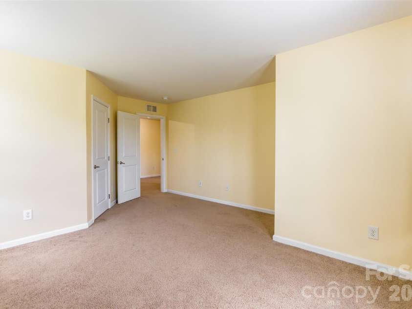 9622 Springholm Drive, Charlotte, NC 28278.  MLS# CAR4373288, YatesRealty ID 16756. 