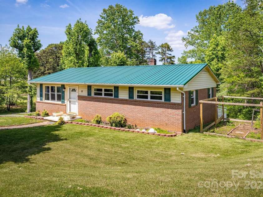 111 Baxter Street, Morganton, NC 28655.  MLS# CAR4253603, YatesRealty ID 16758. 