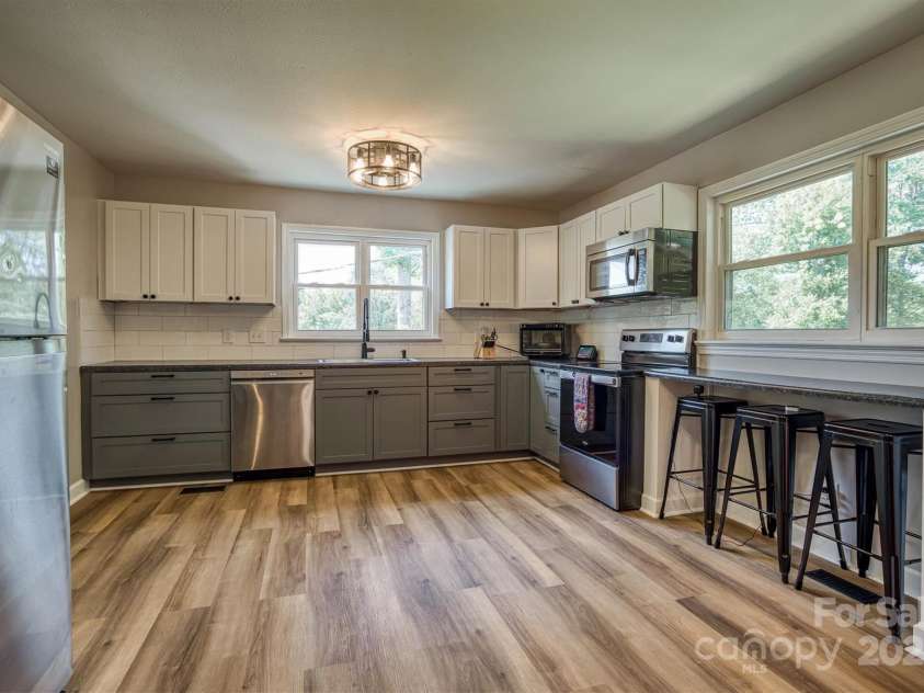 111 Baxter Street, Morganton, NC 28655.  MLS# CAR4253603, YatesRealty ID 16758. 