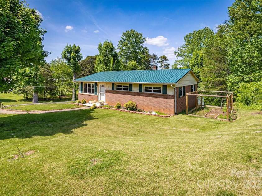 111 Baxter Street, Morganton, NC 28655.  MLS# CAR4253603, YatesRealty ID 16758. 