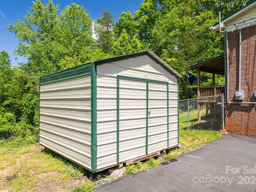 111 Baxter Street, Morganton, NC 28655.  MLS# CAR4253603, YatesRealty ID 16758. 