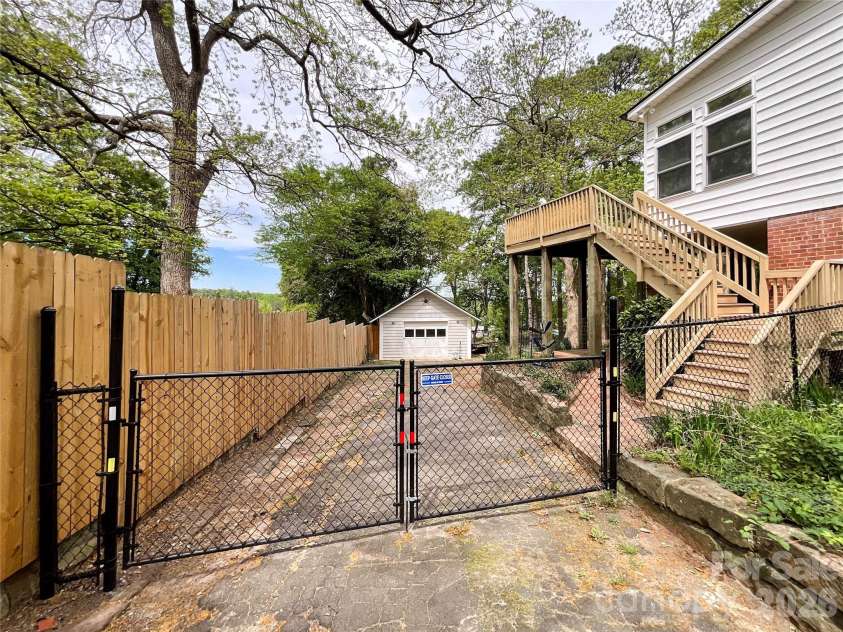 405 Lee Avenue, Wadesboro, NC 28170.  MLS# CAR4366151, YatesRealty ID 16758. 