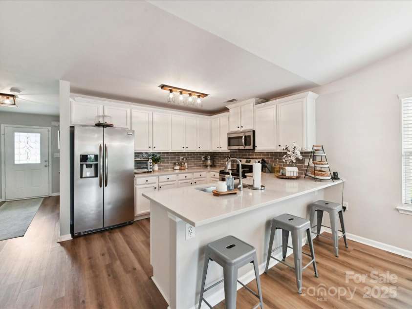 2005 Grimley Lane, Fort Mill, SC 29707.  MLS# CAR4258987, YatesRealty ID 16759. Breakfast Bar ideal for Entertaining