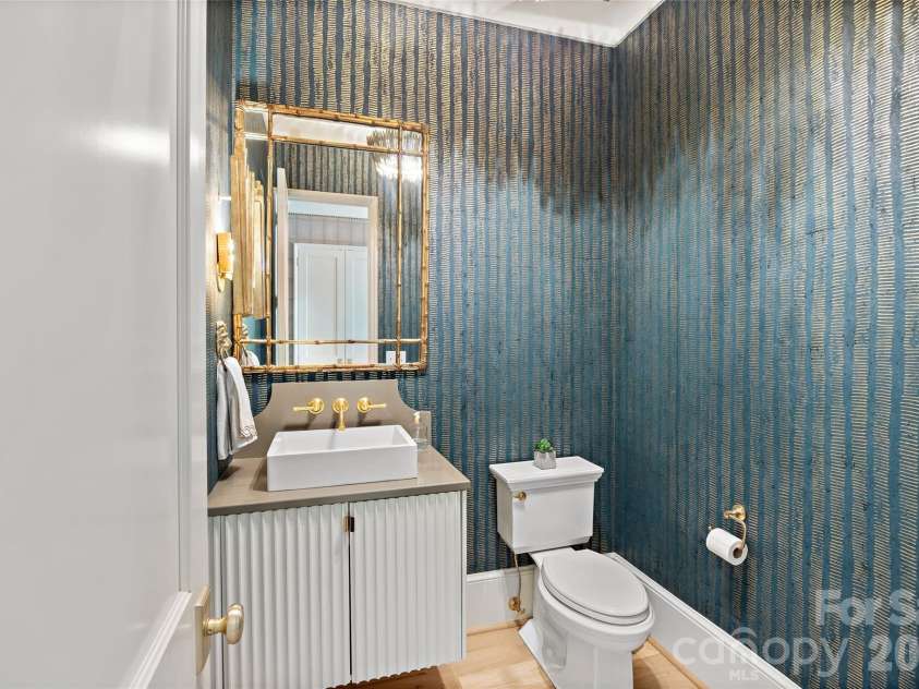 254 Huntley Place, Charlotte, NC 28207.  MLS# CAR4365613, YatesRealty ID 16761. 