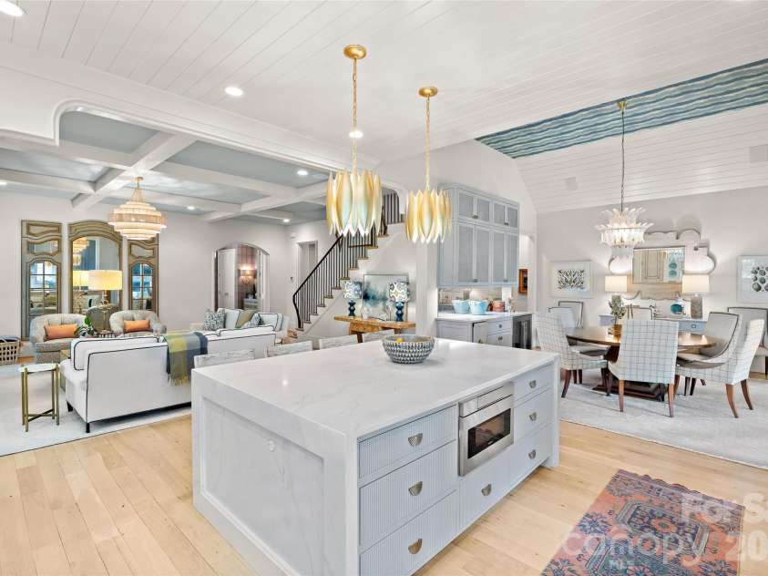254 Huntley Place, Charlotte, NC 28207.  MLS# CAR4365613, YatesRealty ID 16761. 