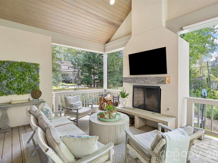 254 Huntley Place, Charlotte, NC 28207.  MLS# CAR4365613, YatesRealty ID 16761. 