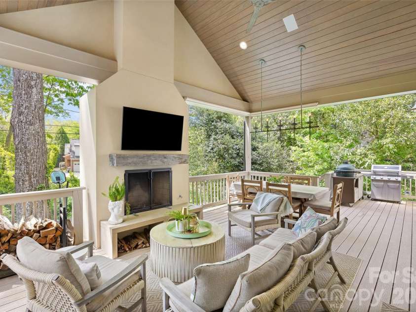 254 Huntley Place, Charlotte, NC 28207.  MLS# CAR4365613, YatesRealty ID 16761. 