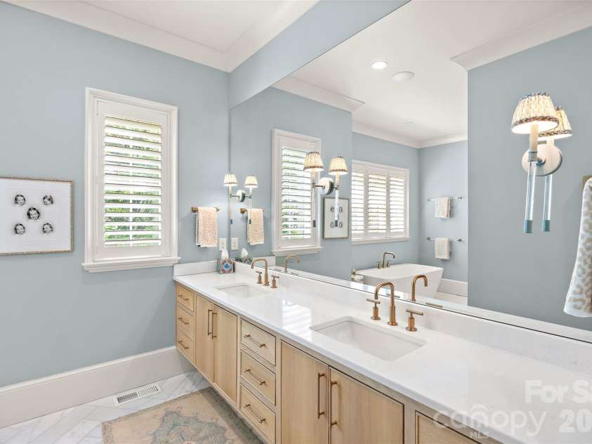 254 Huntley Place, Charlotte, NC 28207.  MLS# CAR4365613, YatesRealty ID 16761. 