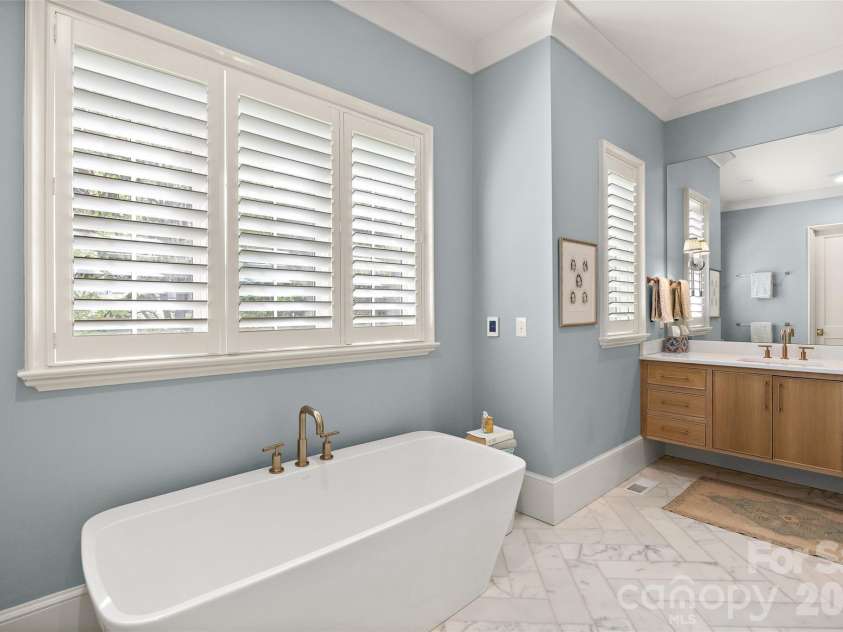 254 Huntley Place, Charlotte, NC 28207.  MLS# CAR4365613, YatesRealty ID 16761. 