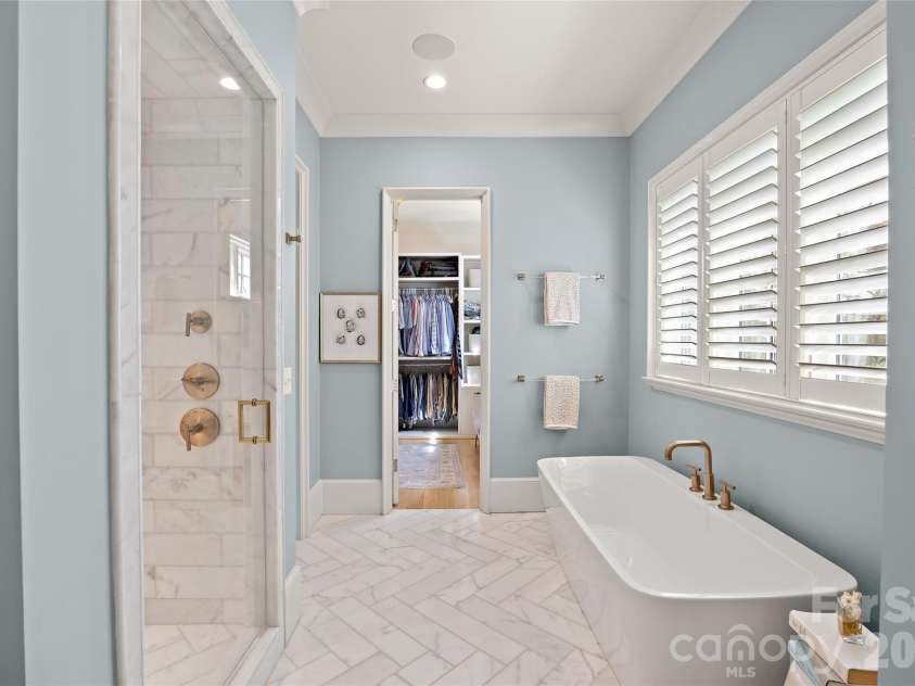 254 Huntley Place, Charlotte, NC 28207.  MLS# CAR4365613, YatesRealty ID 16761. 