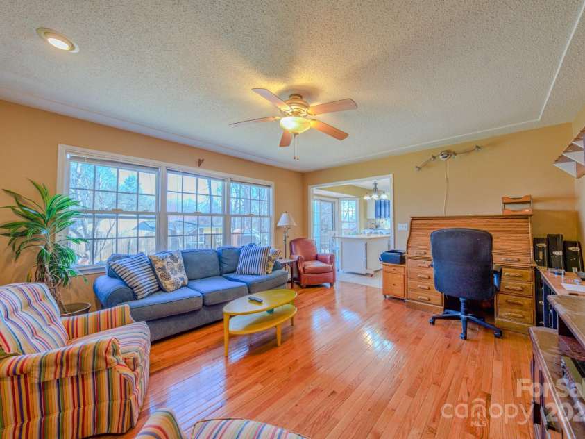 23 Westmont Drive, Asheville, NC 28806.  MLS# CAR4232076, YatesRealty ID 16762. 