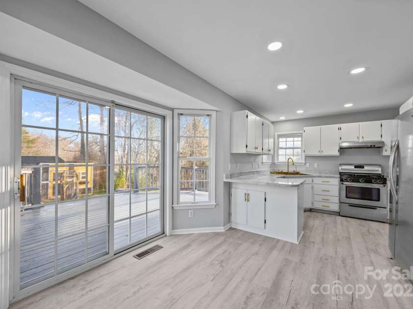 23 Westmont Drive, Asheville, NC 28806.  MLS# CAR4320538, YatesRealty ID 16762. 