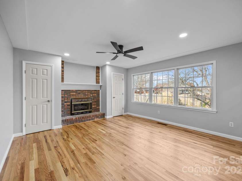 23 Westmont Drive, Asheville, NC 28806.  MLS# CAR4320538, YatesRealty ID 16762. 