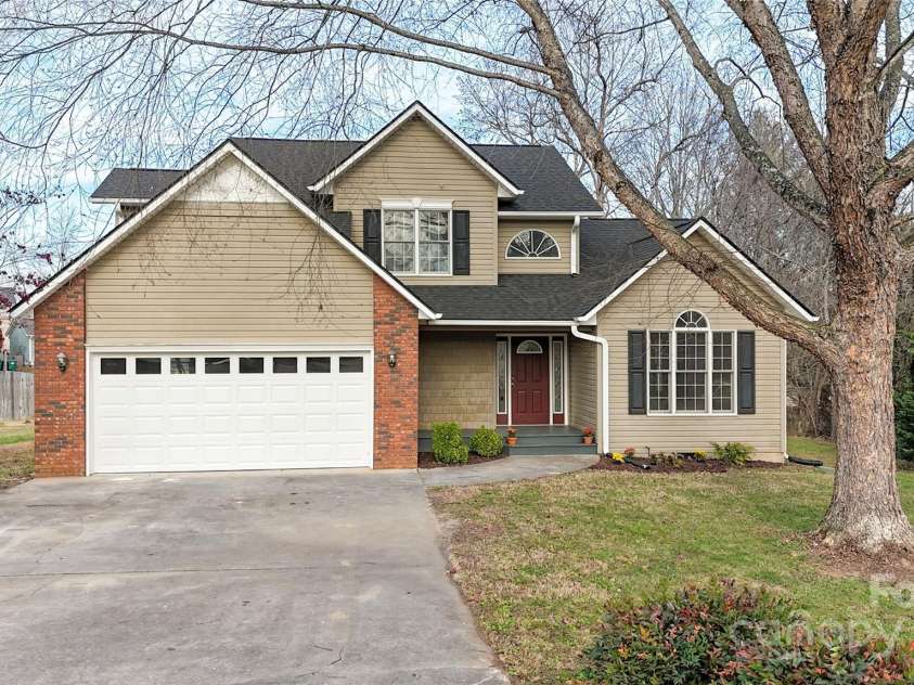 23 Westmont Drive, Asheville, NC 28806.  MLS# CAR4320538, YatesRealty ID 16762. 