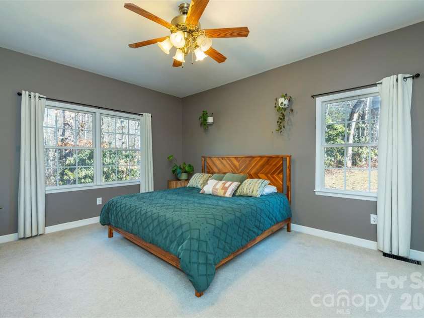 243 Scenic Ridge Drive, Hendersonville, NC 28792.  MLS# CAR4342499, YatesRealty ID 16763. 